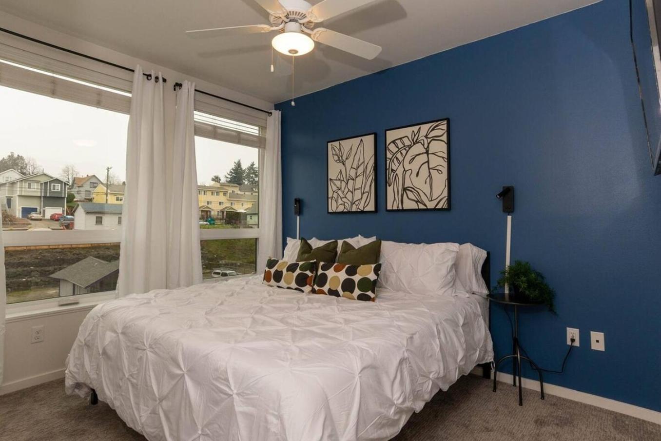 Apartment Downtown-smart Tv-king Bed-self Check-in-balcony Tacoma