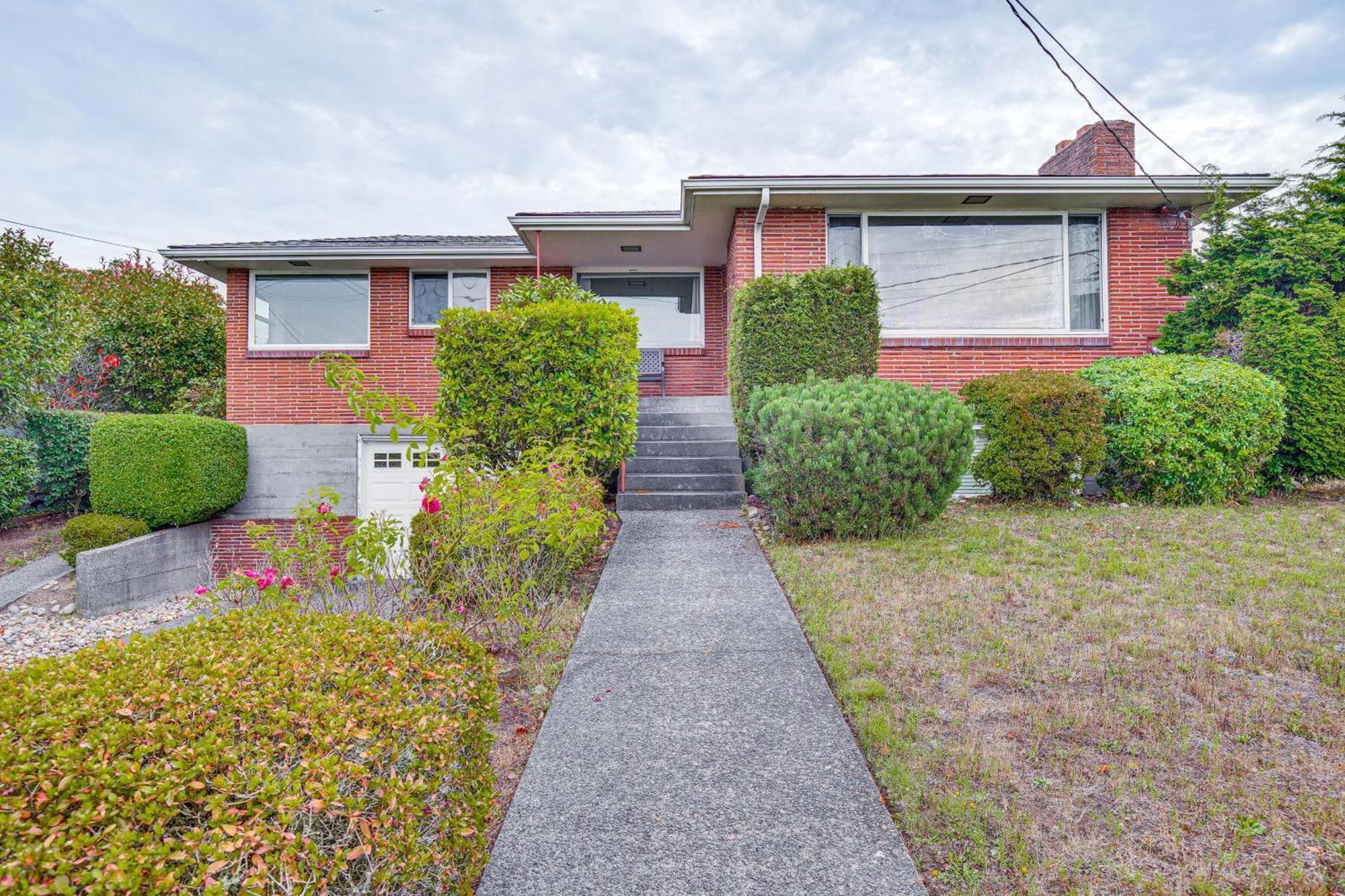 Lovely With Puget Sound And Mountain Views
