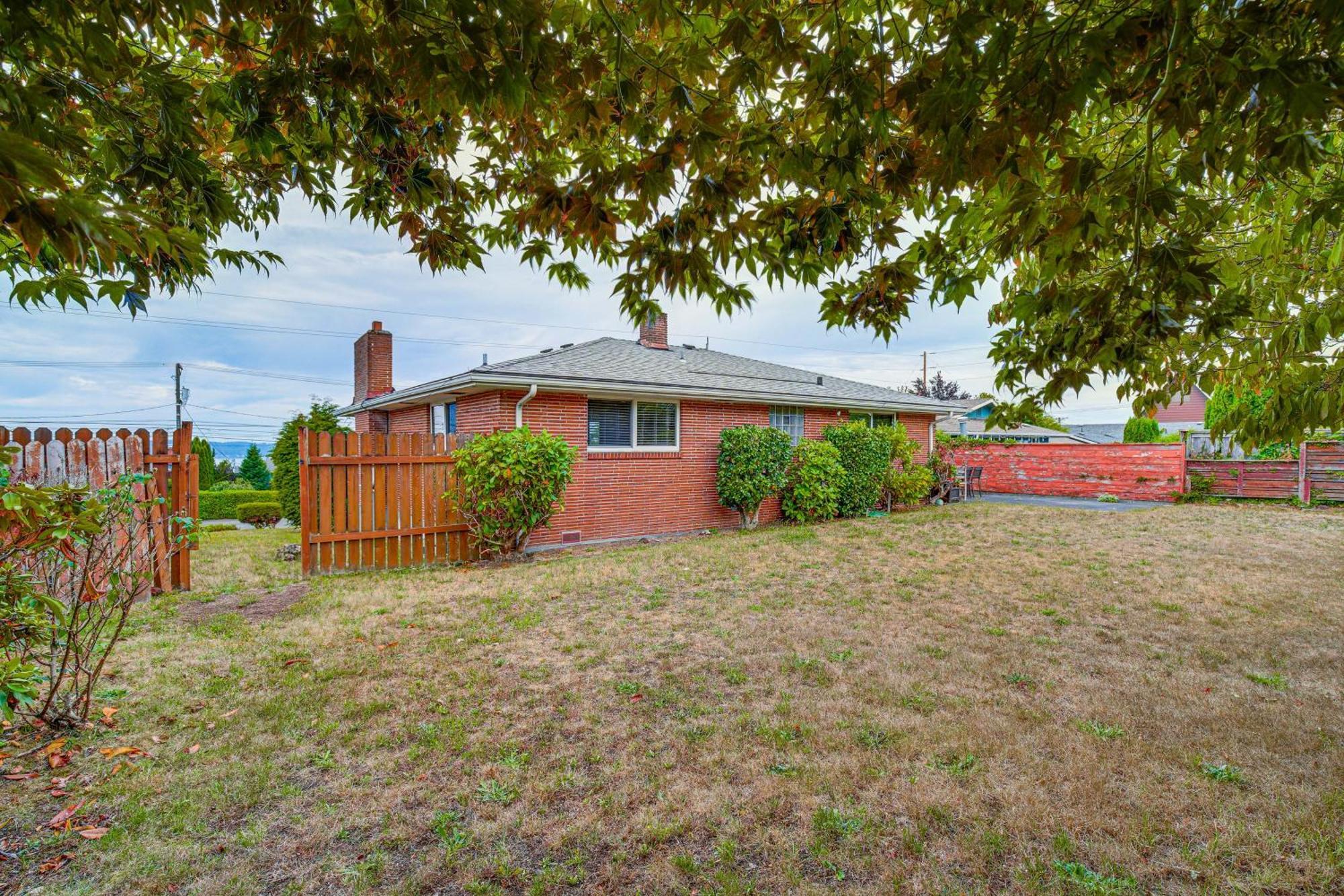 Lovely With Puget Sound And Mountain Views *
