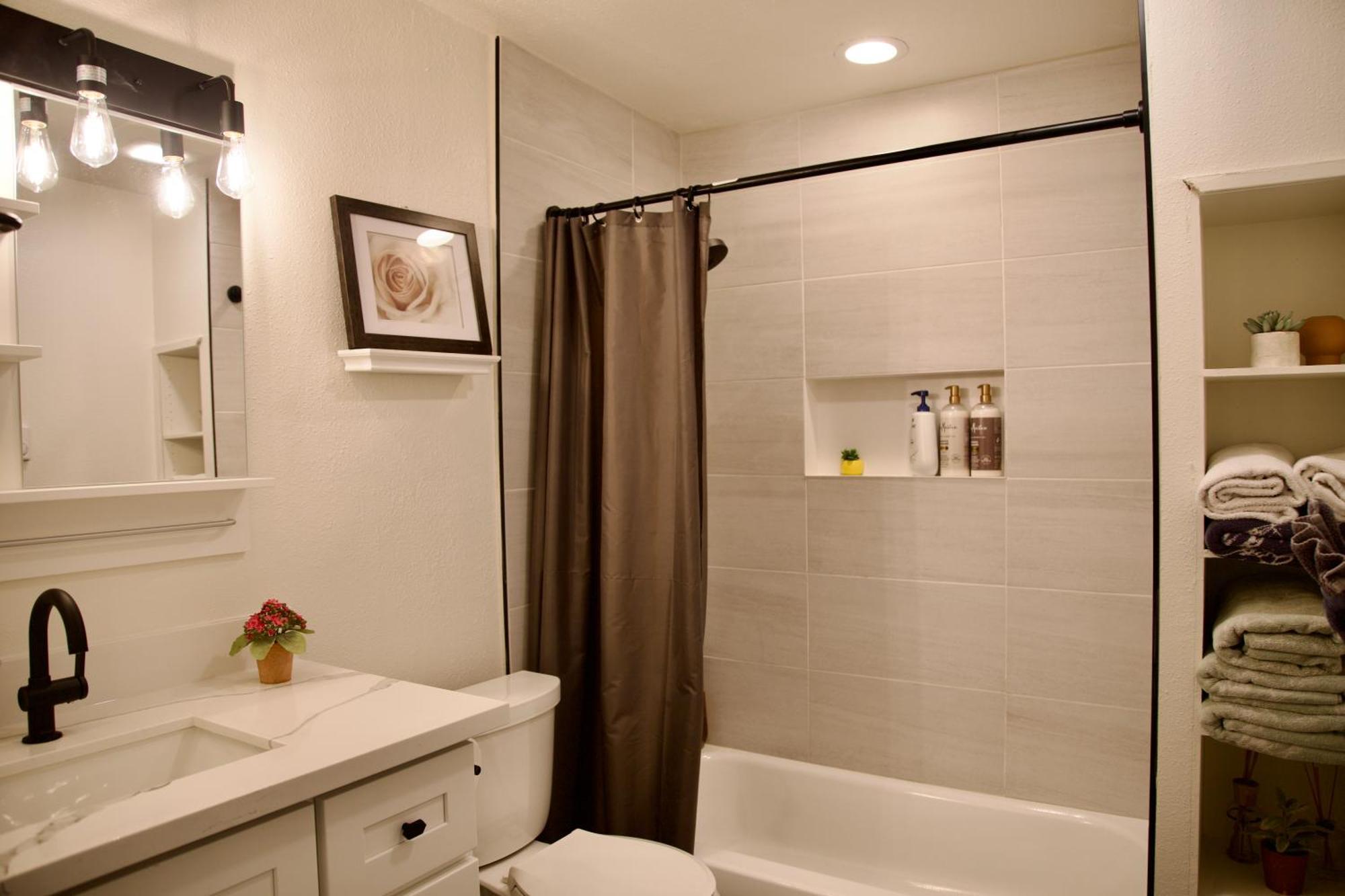 Cozy Conveniently Located With King Bed * Tacoma