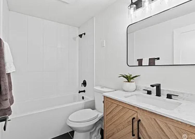 One Bedroom With Shared Bathroom At Jellys Cozy *