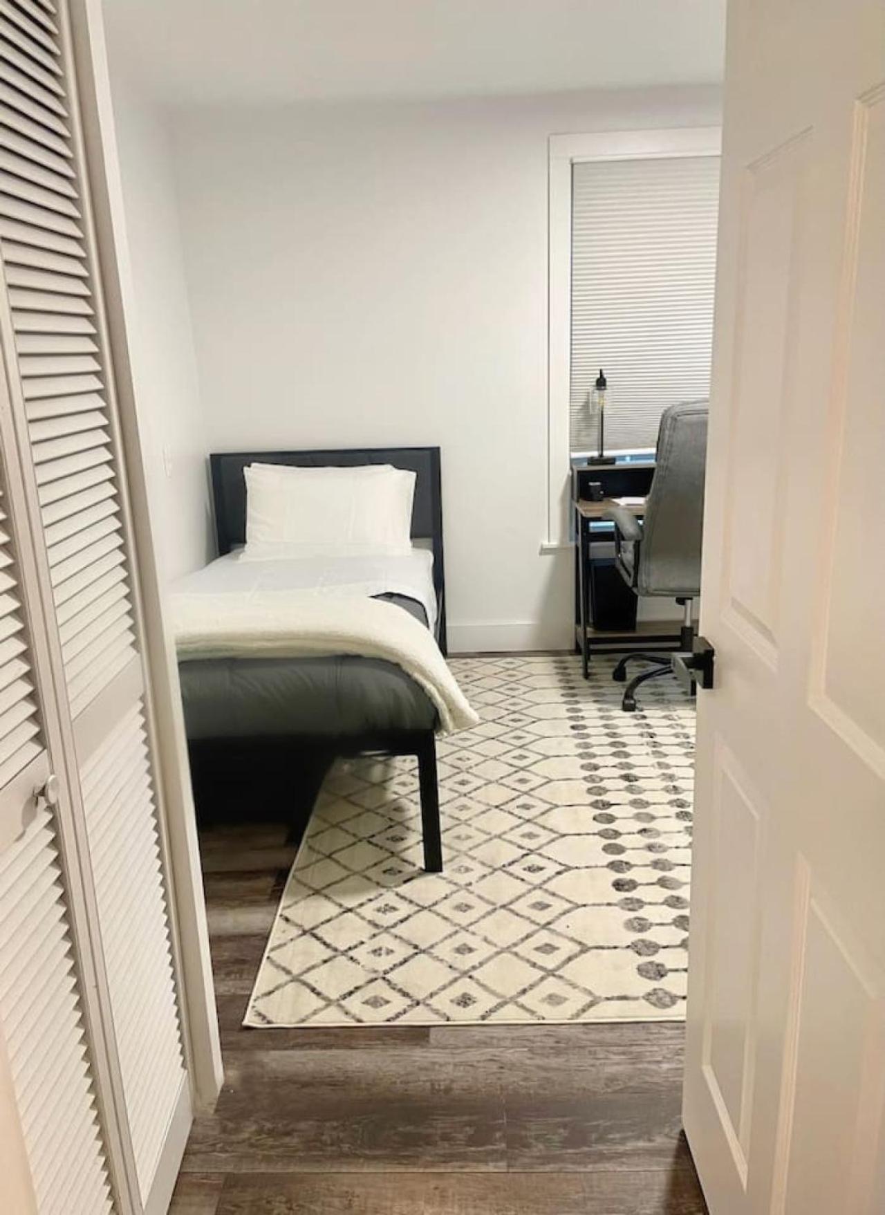 Massive 2 Bedroom With Fenced Yard Tacoma
