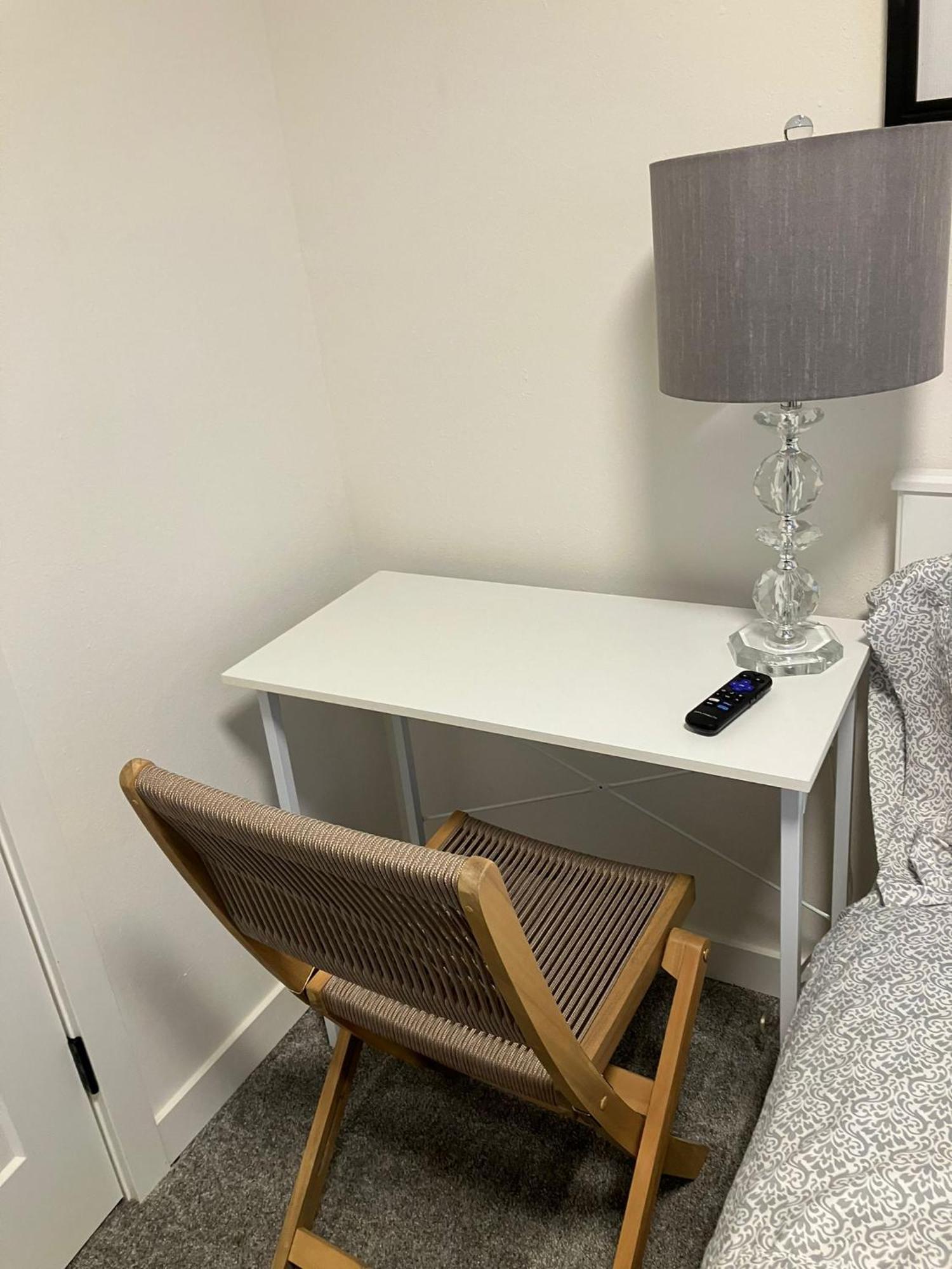 One Bedroom With Shared Bathroom At Jellys Cozy *