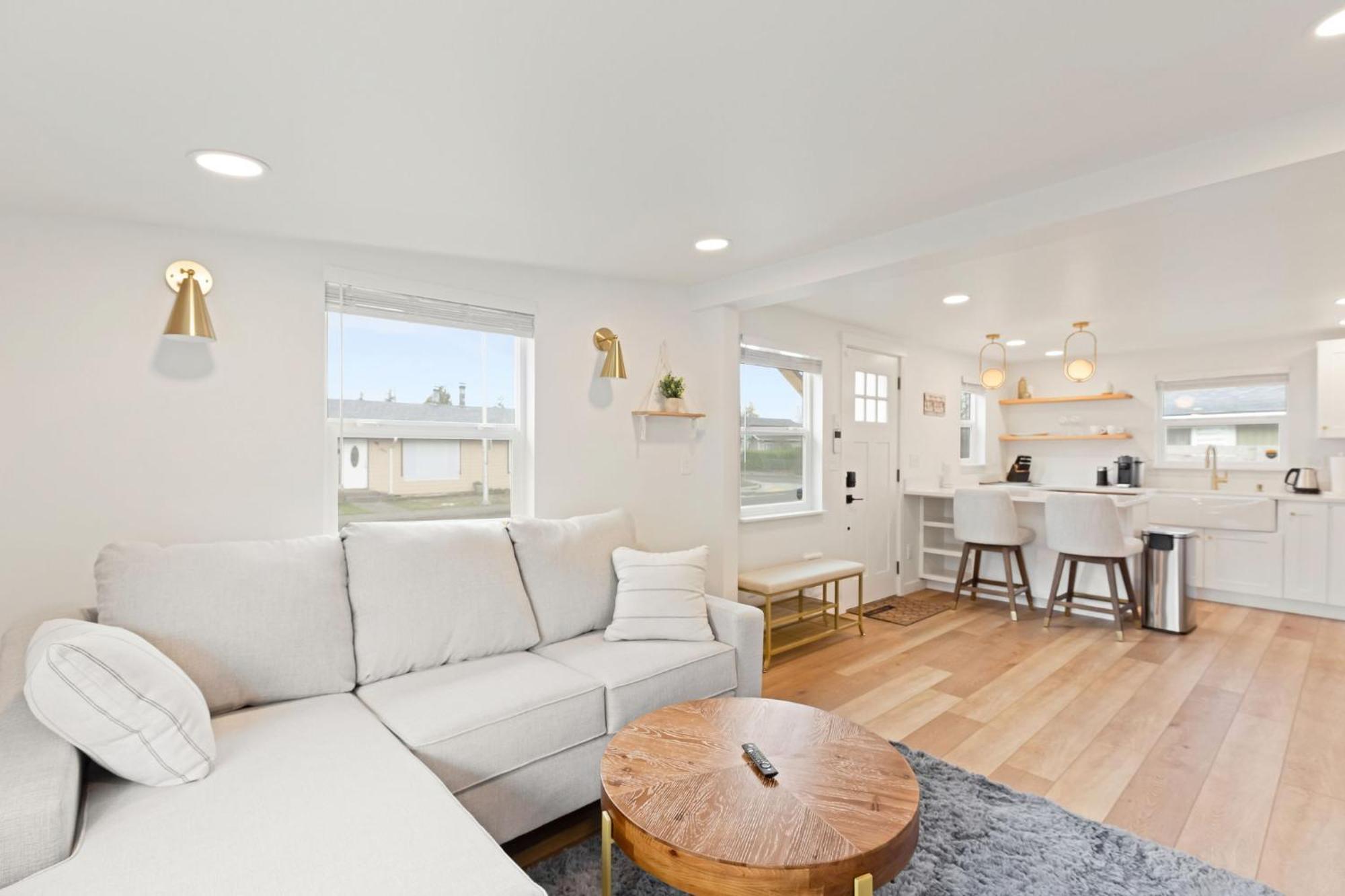 Cozy Bungalow- Newly Remodel 2br, 1ba Holiday home