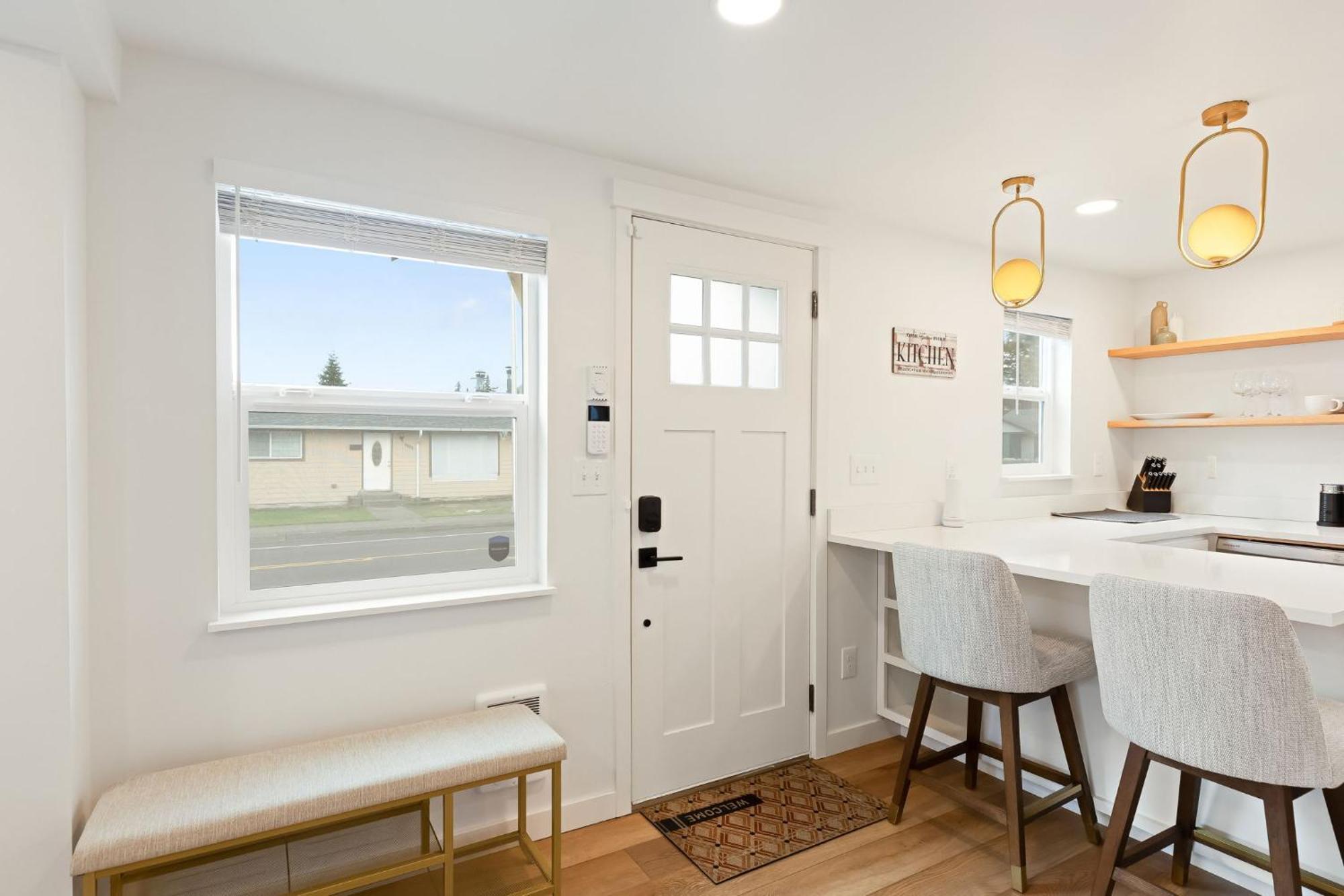 Cozy Bungalow- Newly Remodel 2br, 1ba Holiday home Tacoma