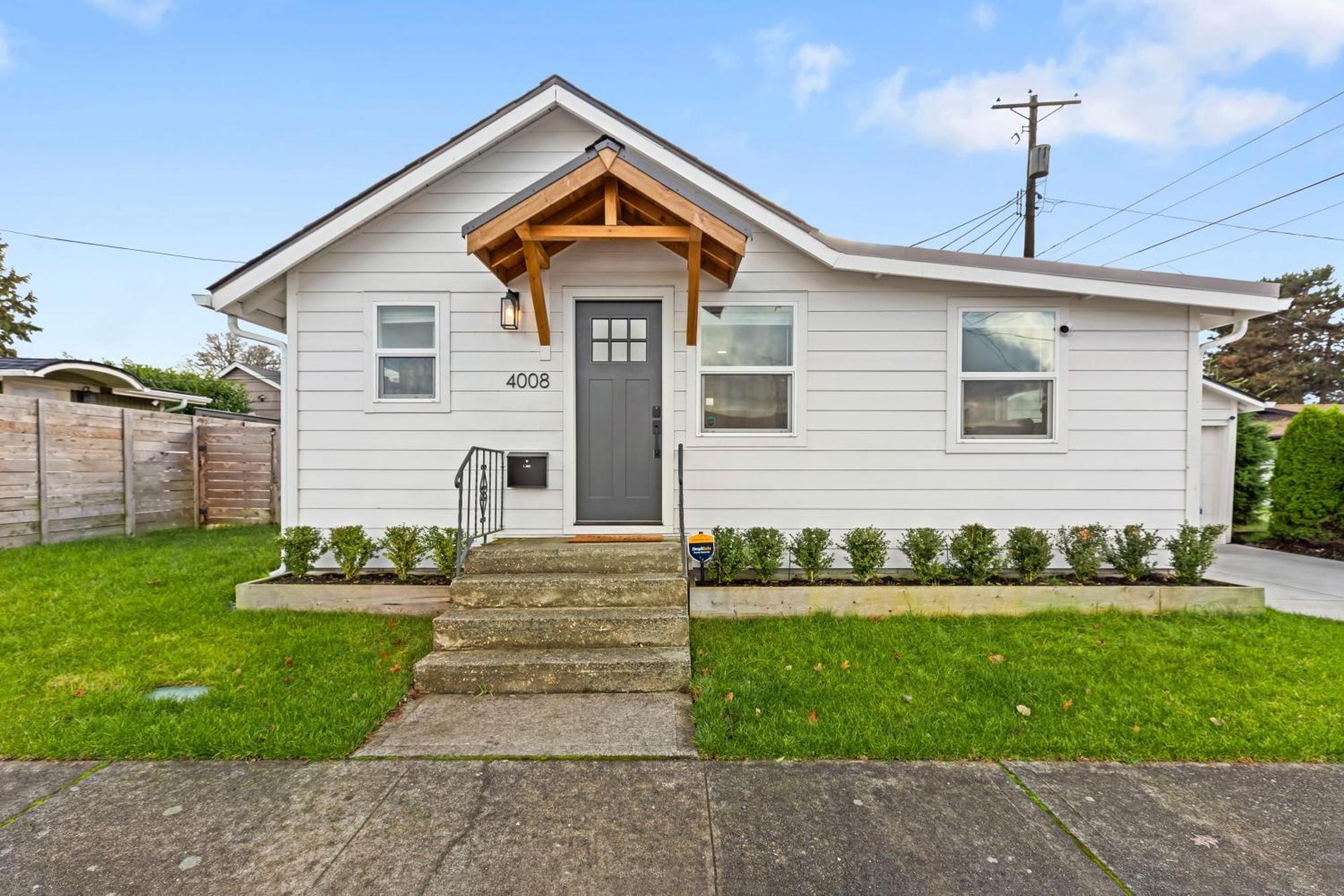 Cozy Bungalow- Newly Remodel 2br, 1ba Holiday home Tacoma