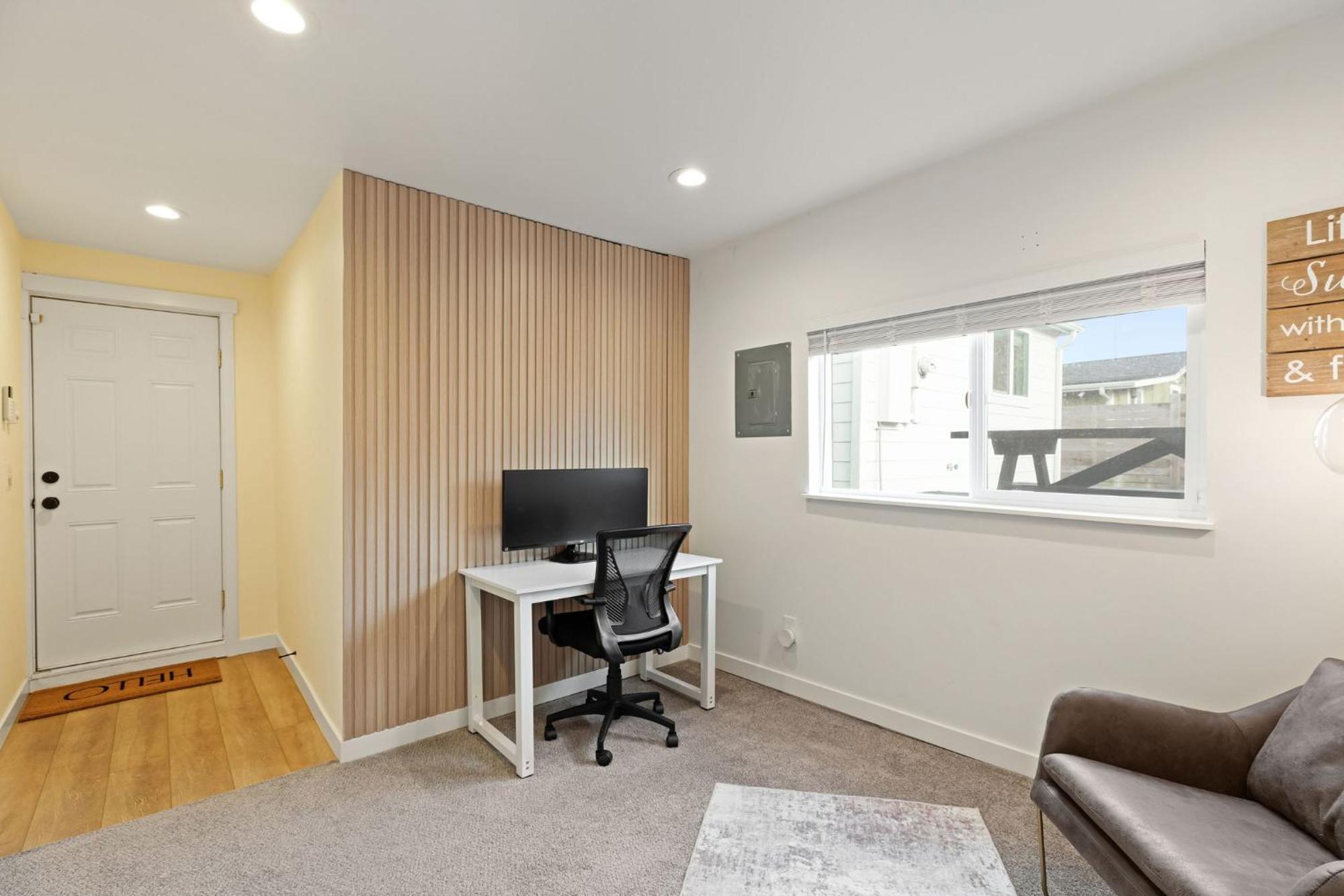 Cozy Bungalow- Newly Remodel 2br, 1ba Holiday home