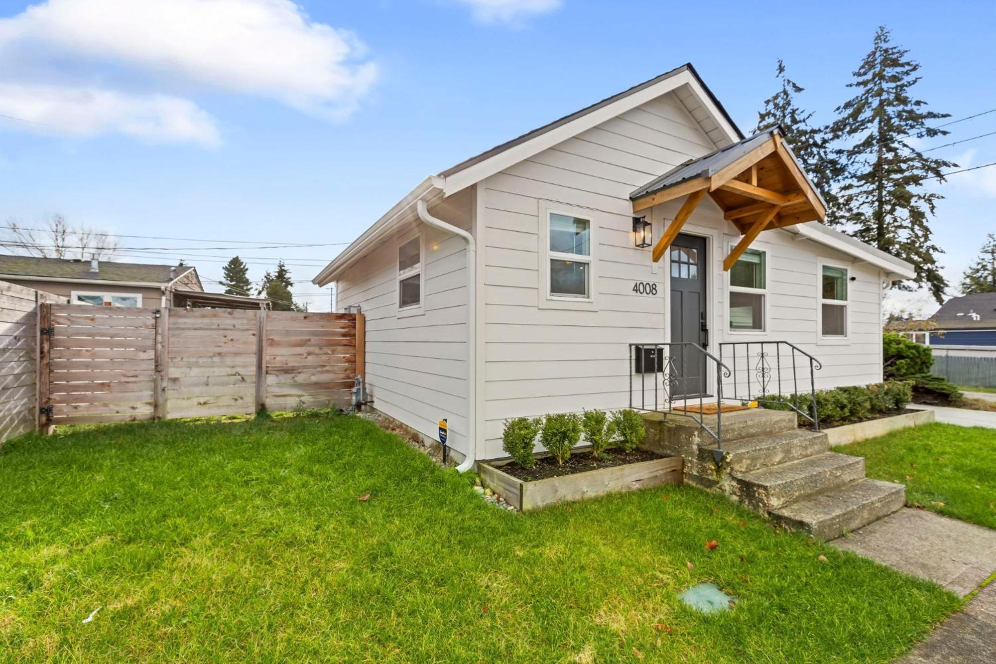 Holiday home Cozy Bungalow- Newly Remodel 2br, 1ba *