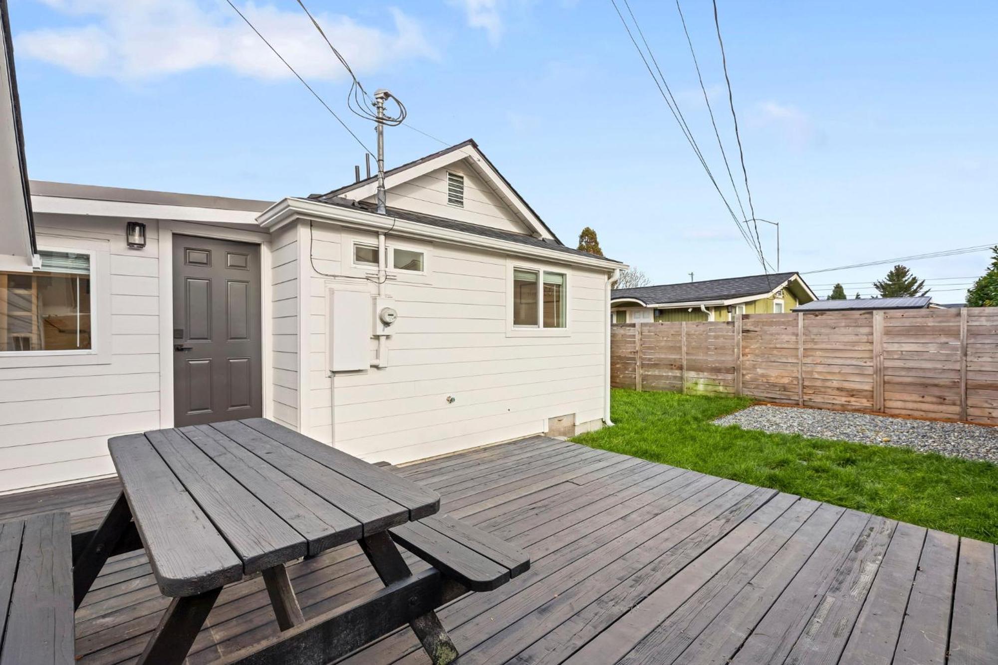 Cozy Bungalow- Newly Remodel 2br, 1ba Holiday home Tacoma