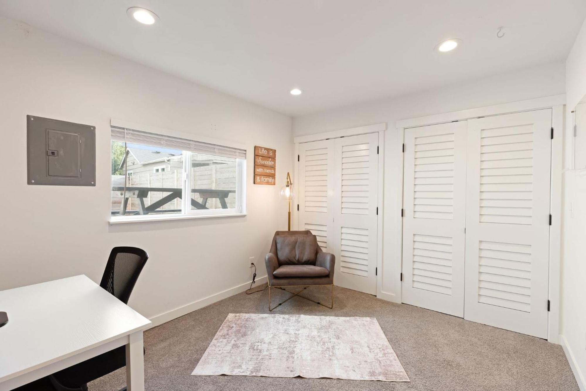 Cozy Bungalow- Newly Remodel 2br, 1ba Holiday home