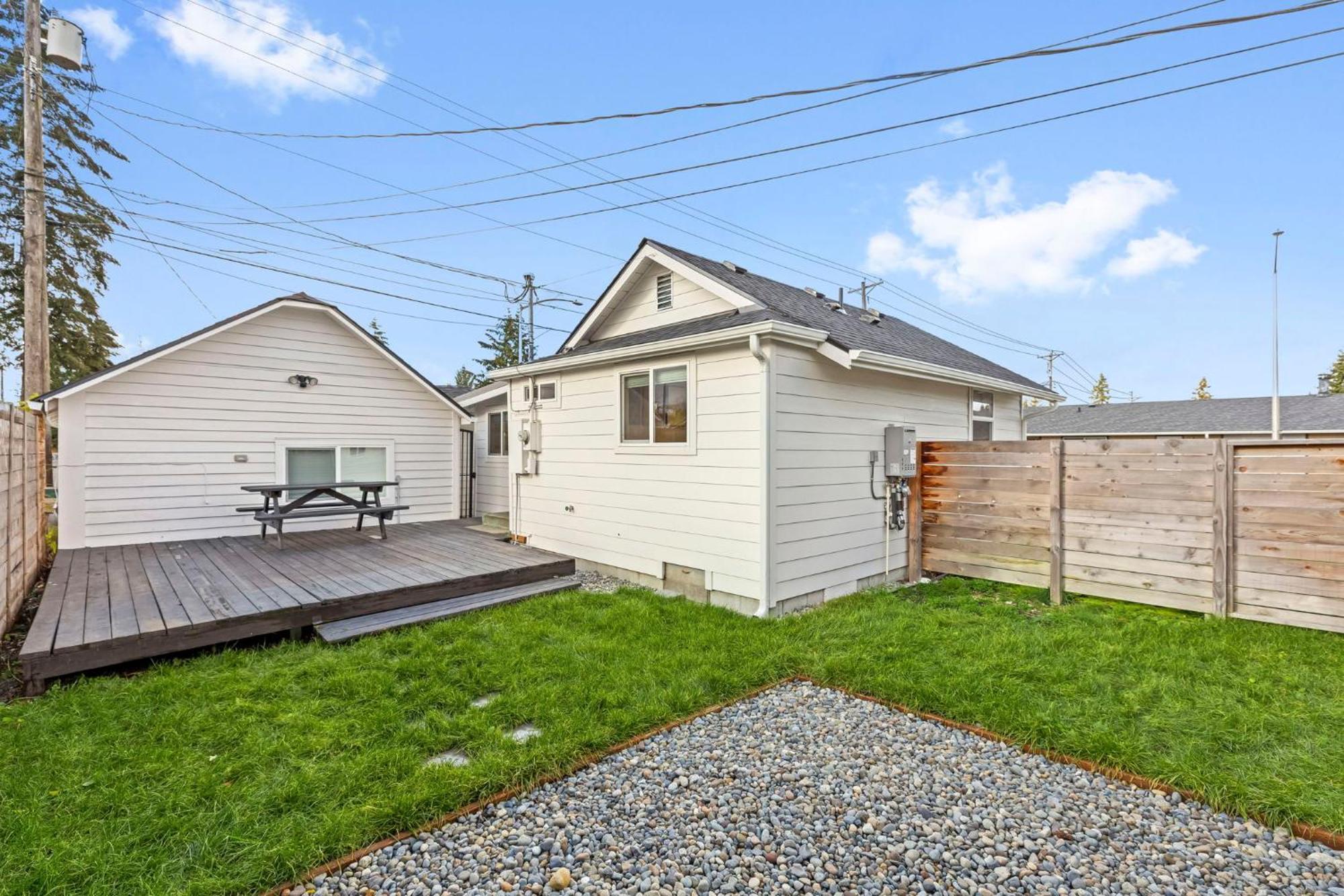 Cozy Bungalow- Newly Remodel 2br, 1ba *