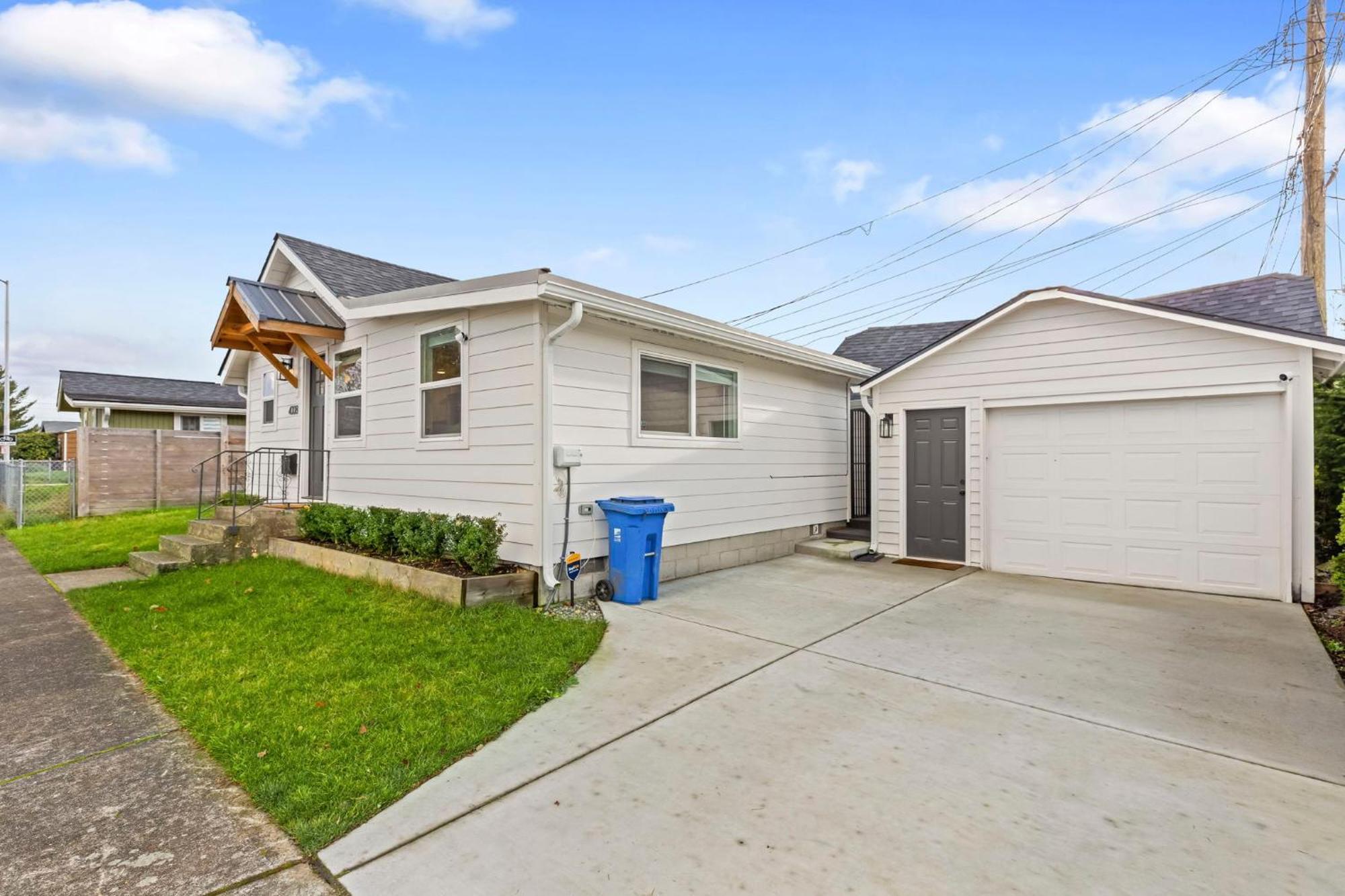 Cozy Bungalow- Newly Remodel 2br, 1ba * Tacoma