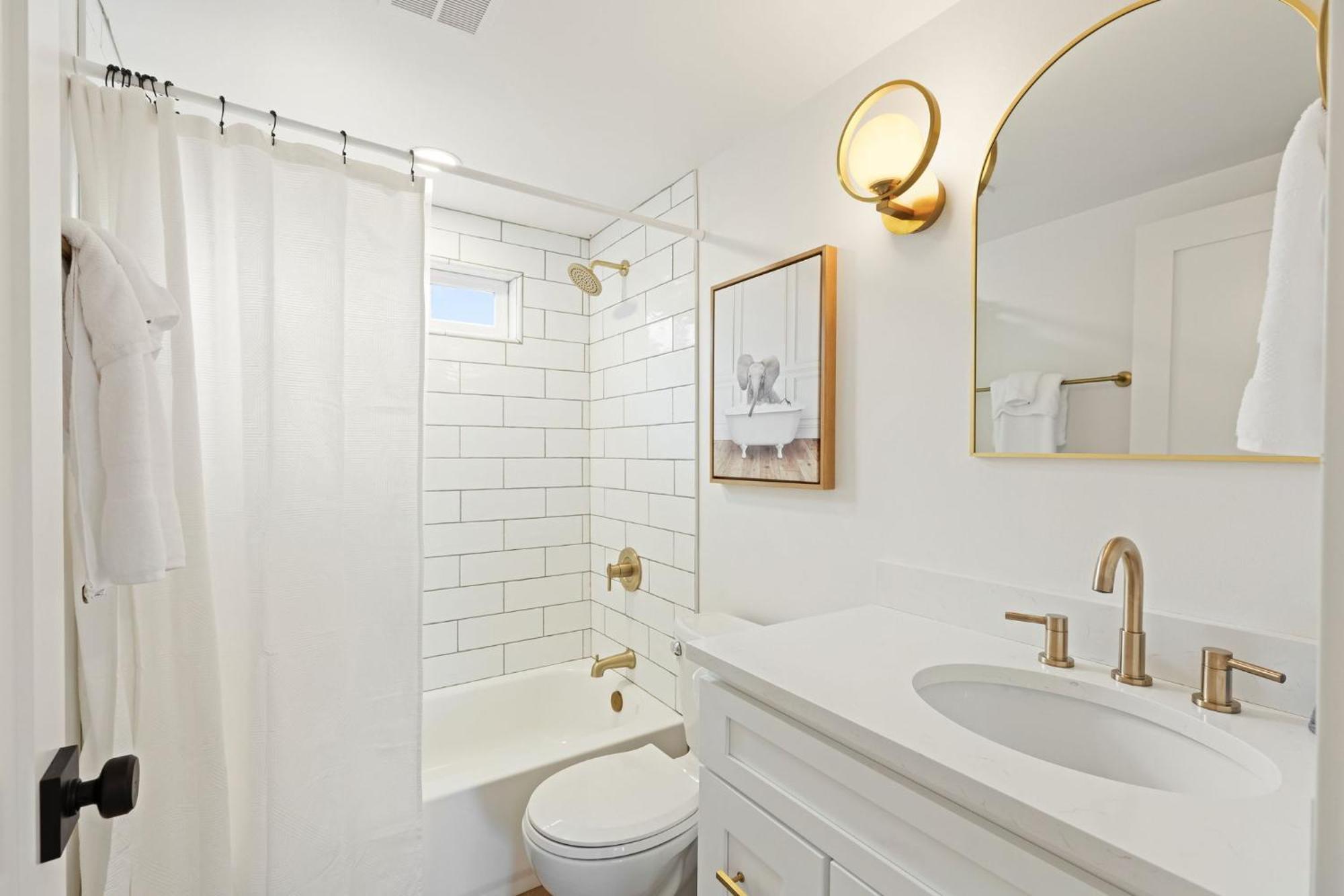 Cozy Bungalow- Newly Remodel 2br, 1ba Holiday home Tacoma
