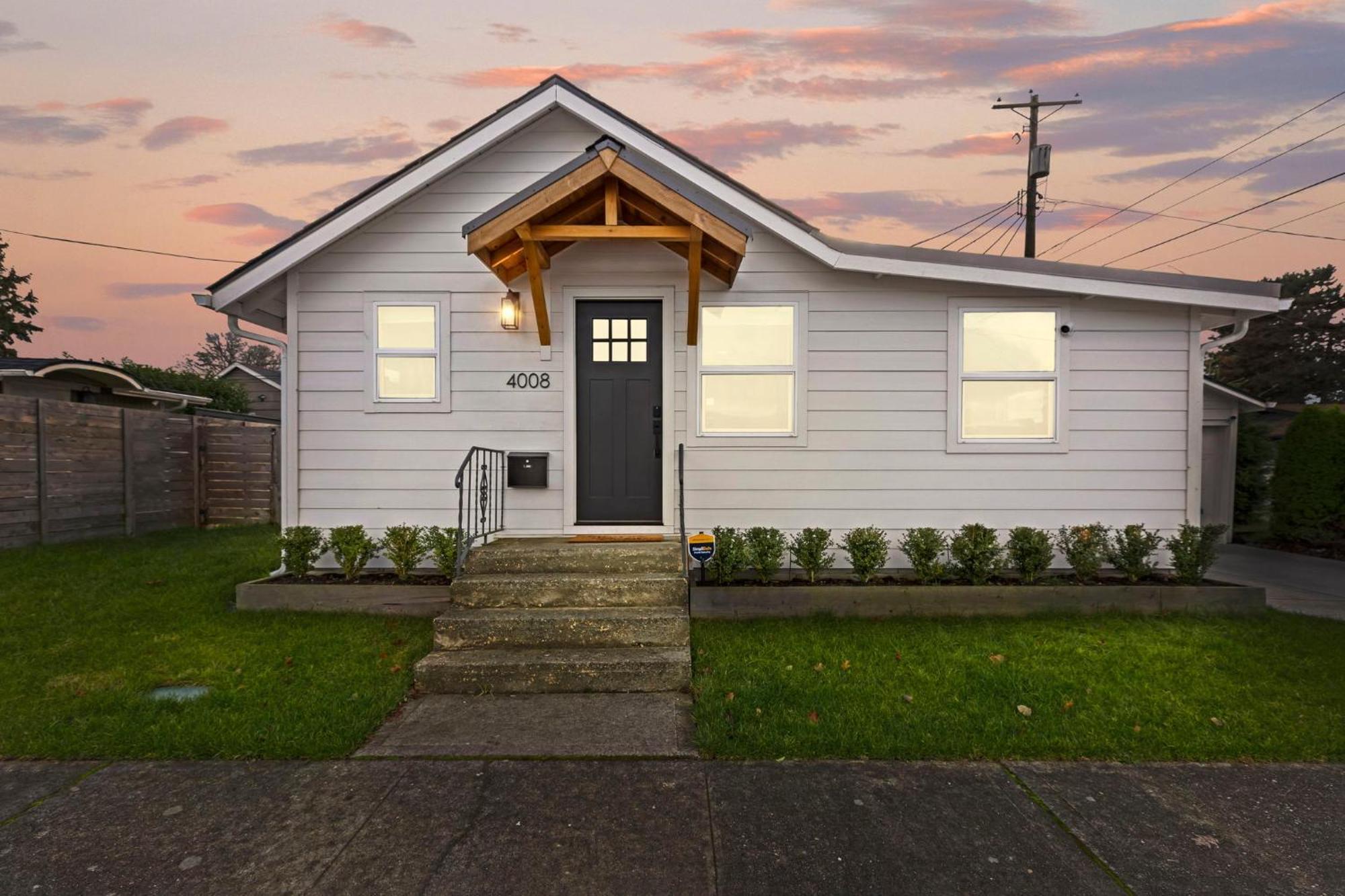 Cozy Bungalow- Newly Remodel 2br, 1ba