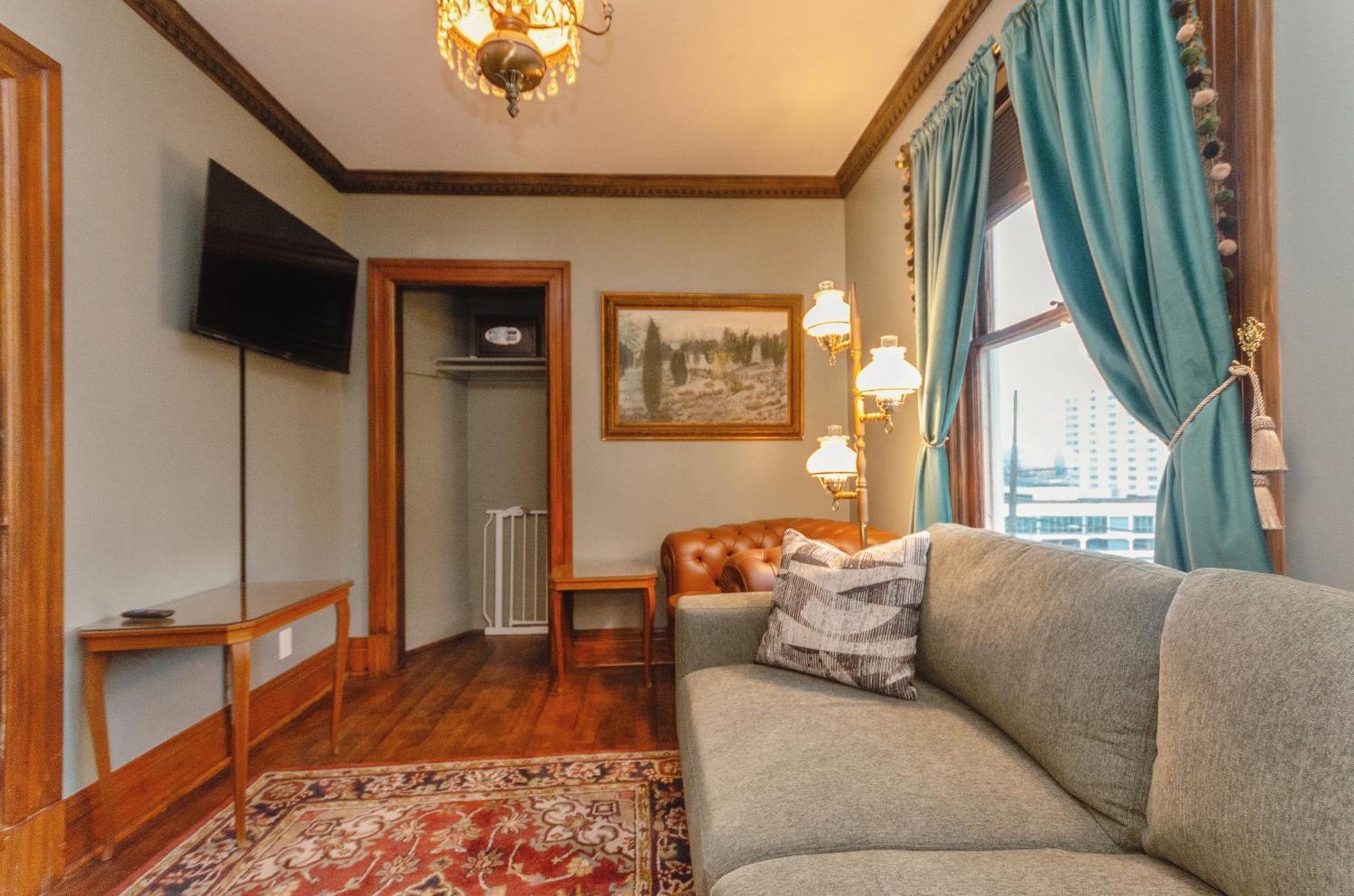 Charming 2br 1901 Victorian Gem With Ac *
