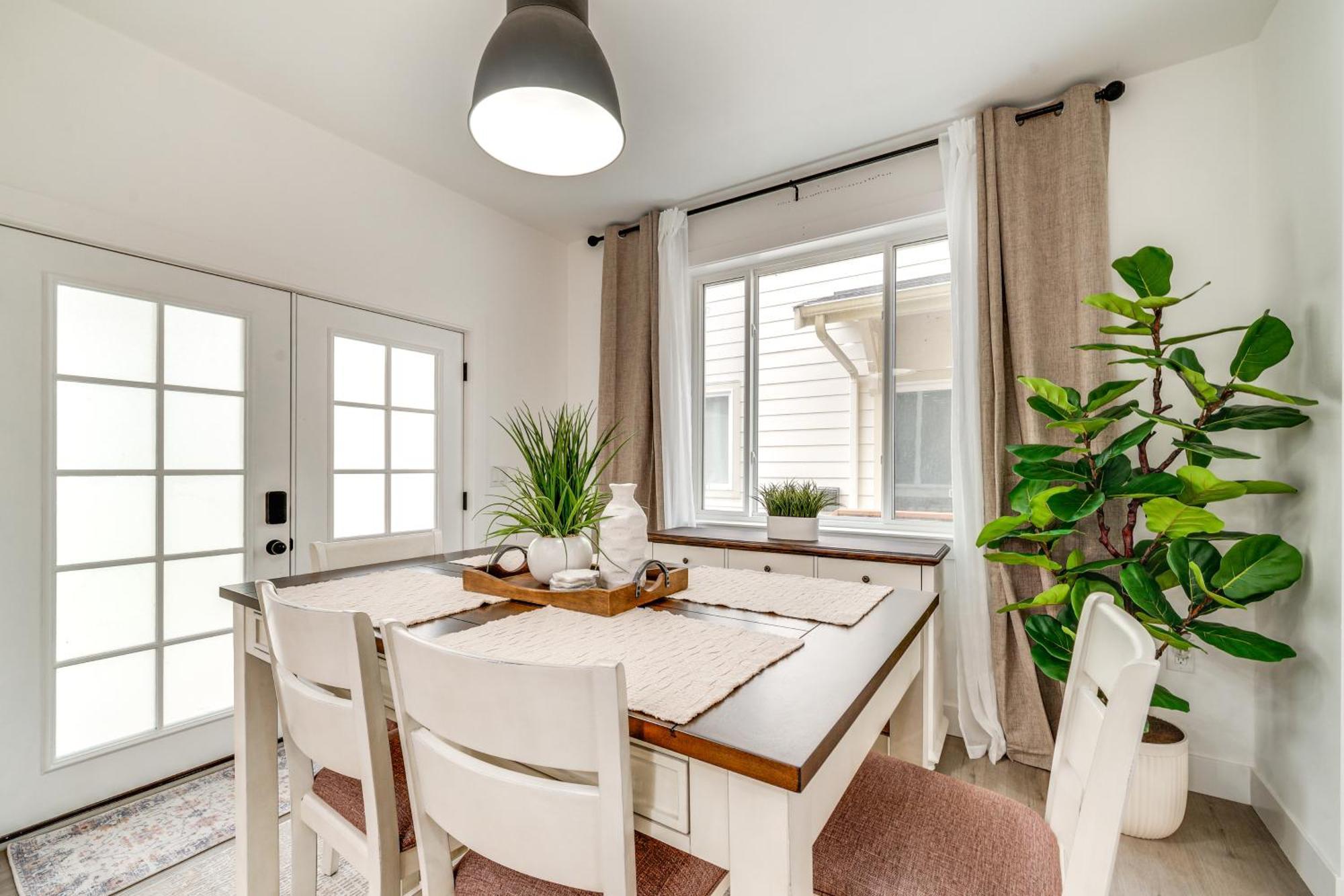 4 Mi To Dtwn Modern With Spacious Yard Holiday home