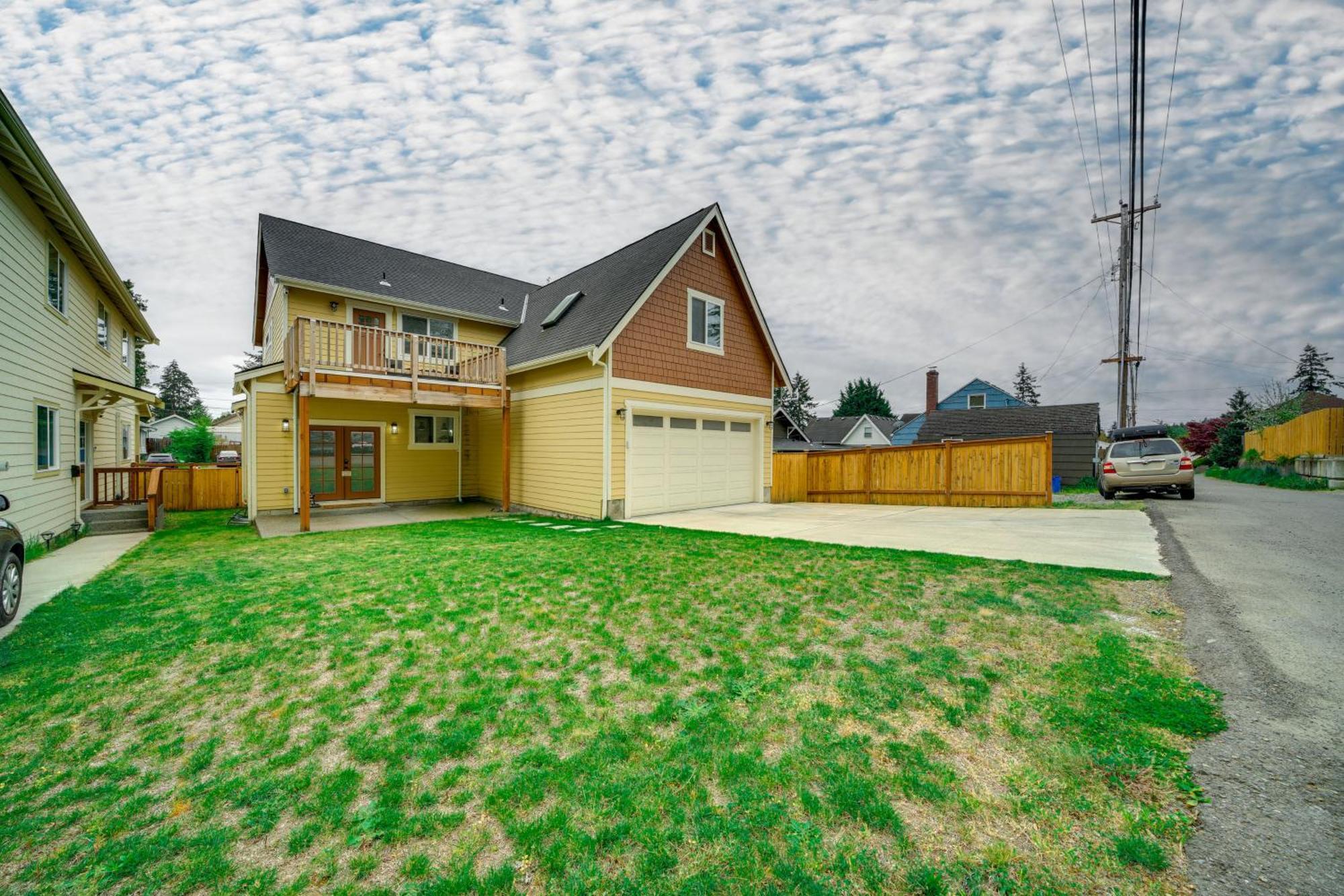 4 Mi To Dtwn Modern With Spacious Yard Holiday home