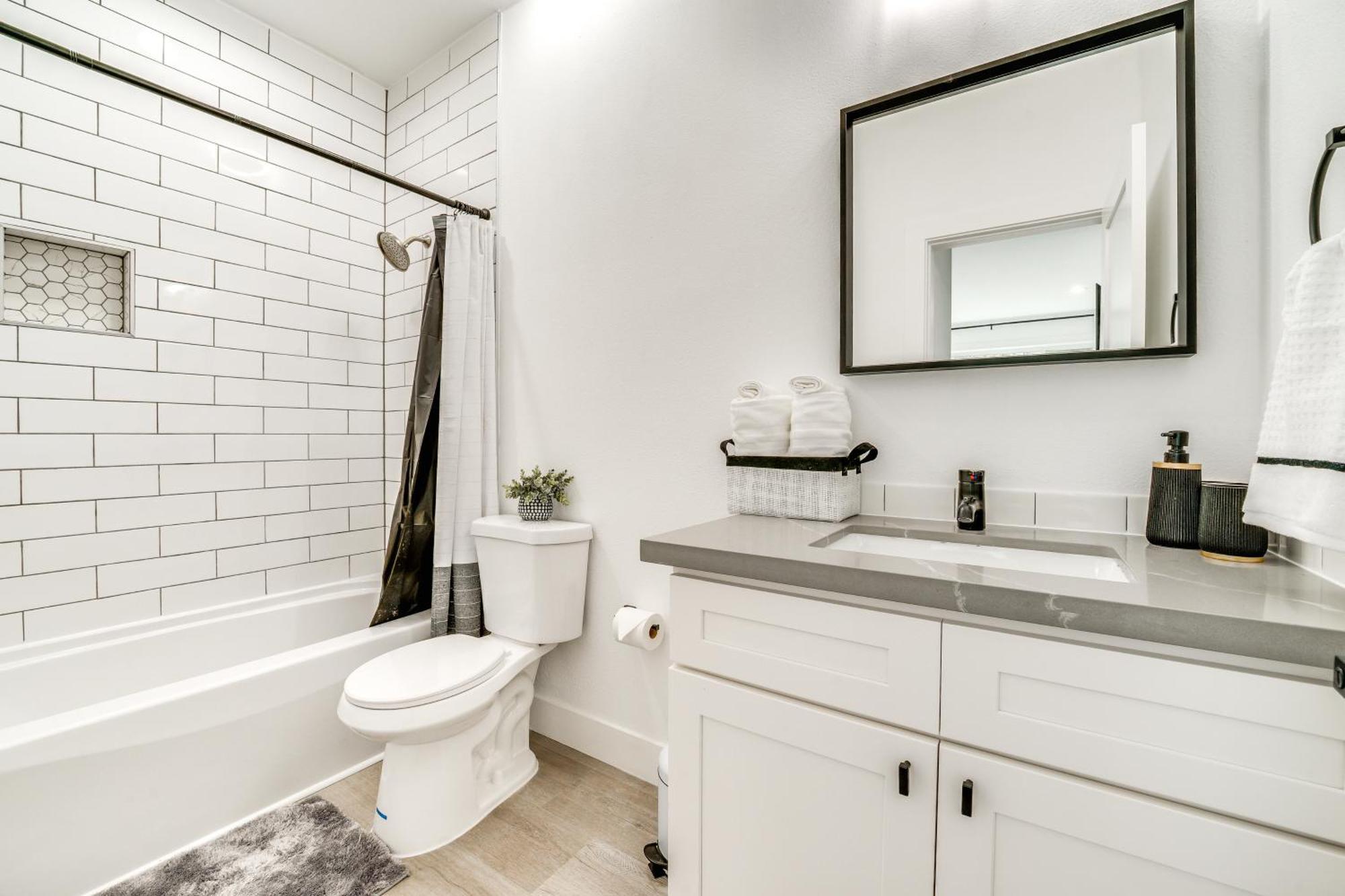 4 Mi To Dtwn Modern With Spacious Yard Holiday home *