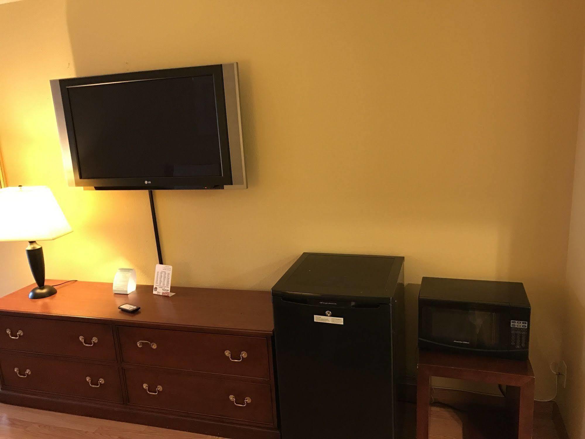 Travelodge By Wyndham Near Mcchord Afb Motel