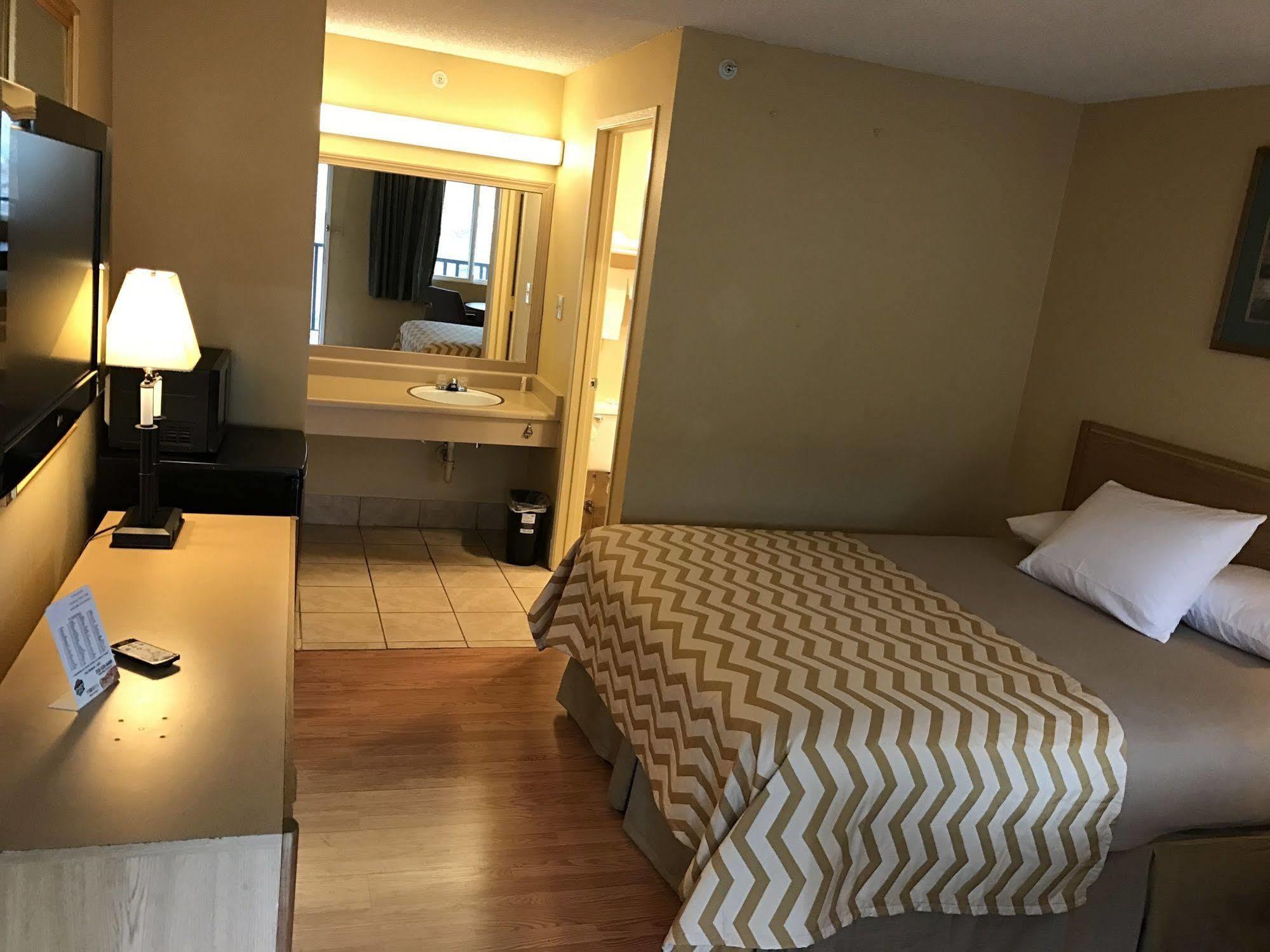 Travelodge By Wyndham Near Mcchord Afb Motel 2*