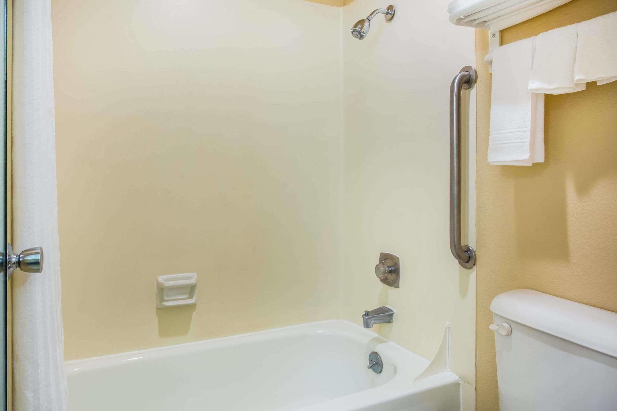 Motel Travelodge By Wyndham Near Mcchord Afb