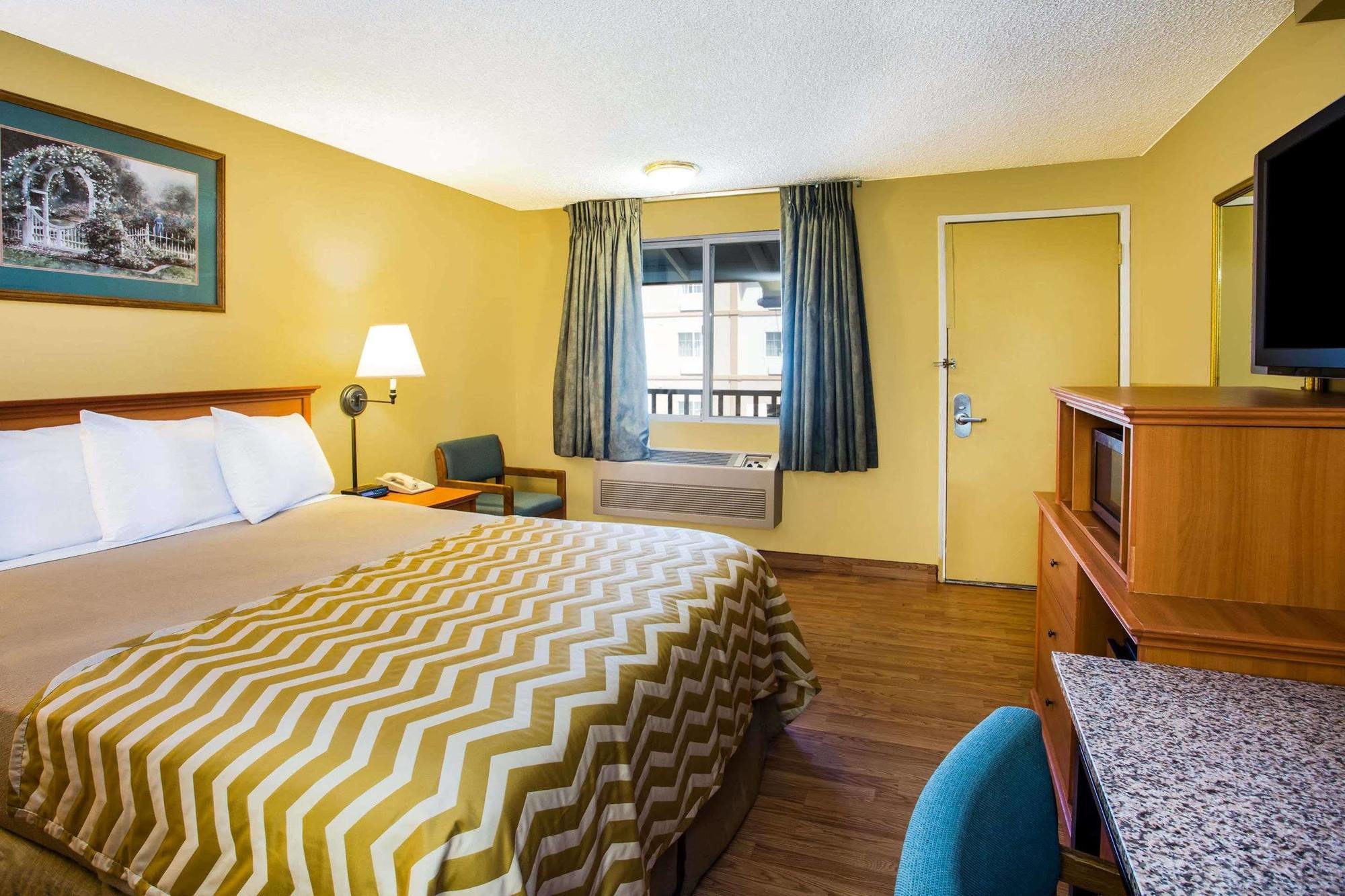 Motel Travelodge By Wyndham Near Mcchord Afb 2*