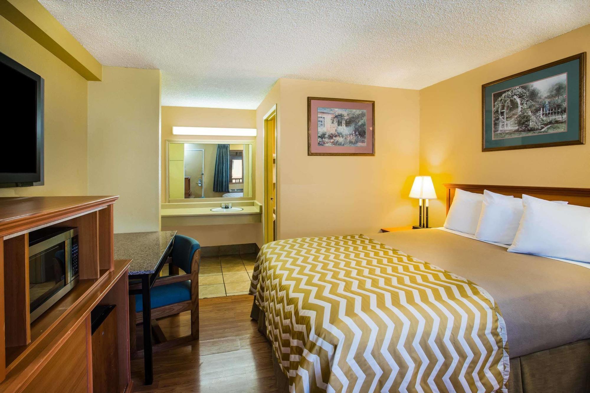 Motel Travelodge By Wyndham Near Mcchord Afb 2*