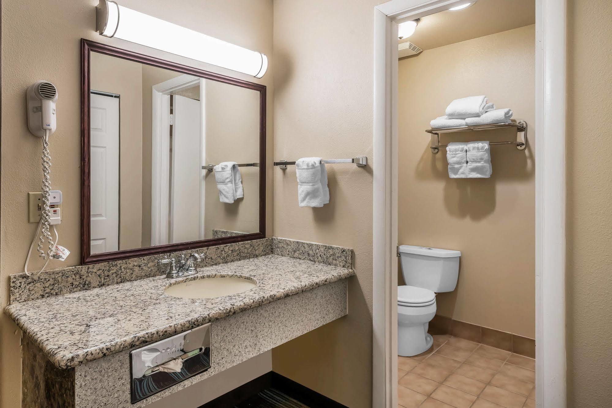 Clarion Near Jblm 3* Tacoma