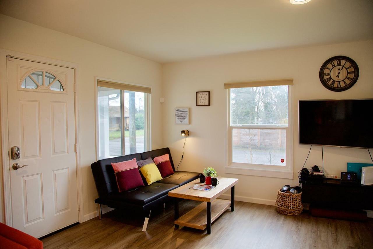 Cozy Conveniently Located With King Bed Holiday home Tacoma