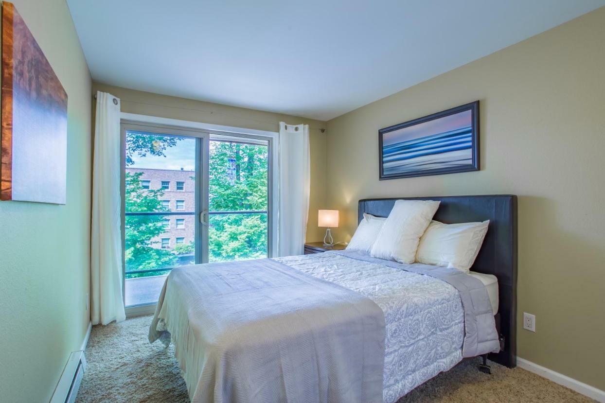 Apartment Sea View, Area, No Stairs, Wd, 2 Bedrooms, Jacuzzi Bath, New Carpet, Balcony, View, 825sf Tacoma