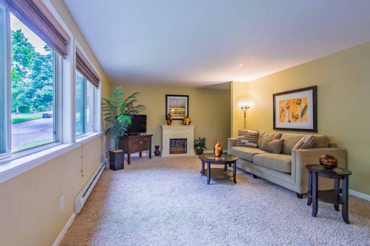 Sea View, Area, No Stairs, Wd, 2 Bedrooms, Jacuzzi Bath, New Carpet, Balcony, View, 825sf Apartment Tacoma