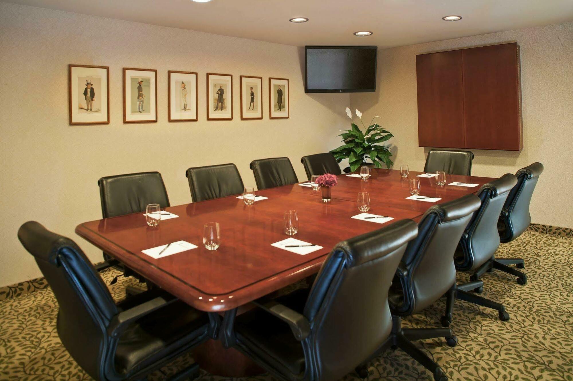 Silver Cloud Waterfront Hotel 3*