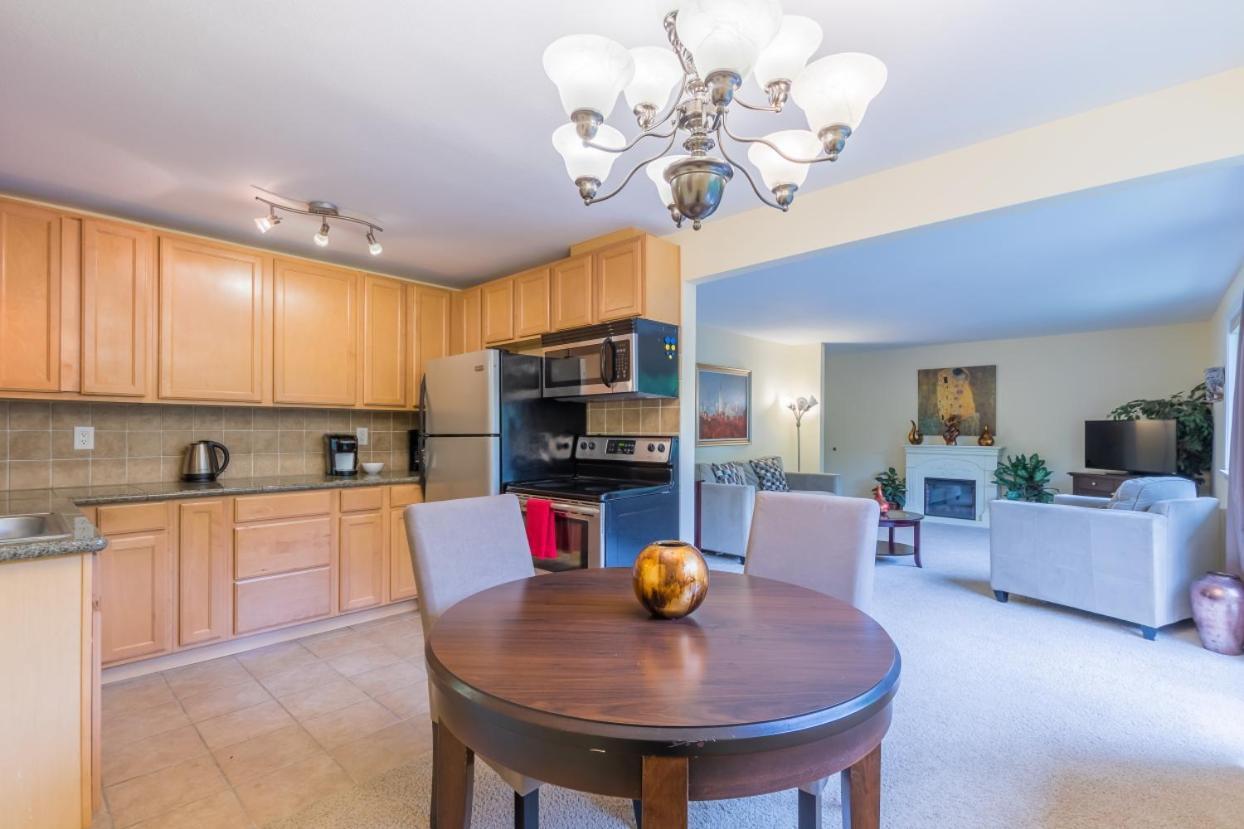Apartment The Juliet, Area, 2 Bedrooms, Wd, Jacuzzi Bath, New Carpet, 825sf *