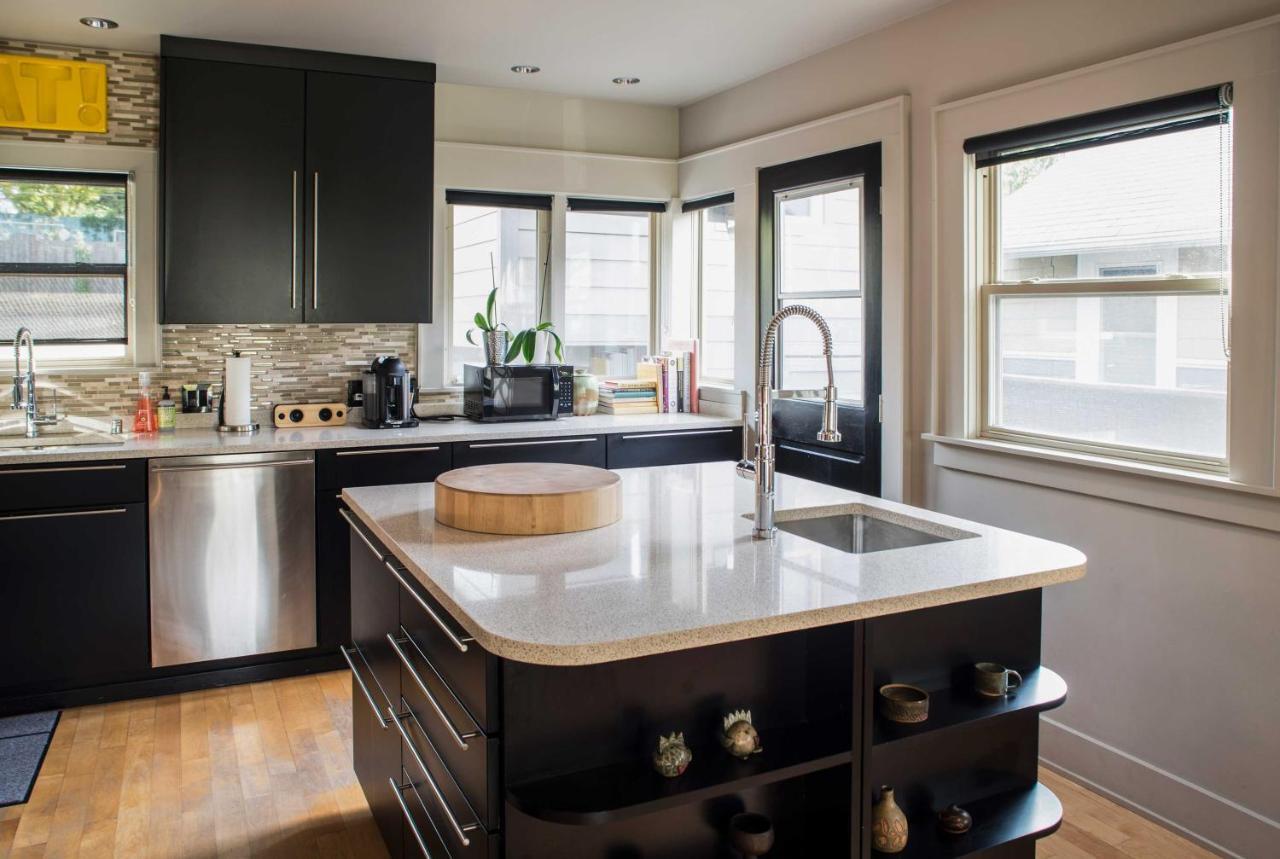 Updated With Patio 3 Mi To Downtown Holiday home *