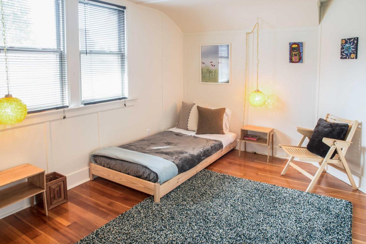 Updated With Patio 3 Mi To Downtown Holiday home Tacoma