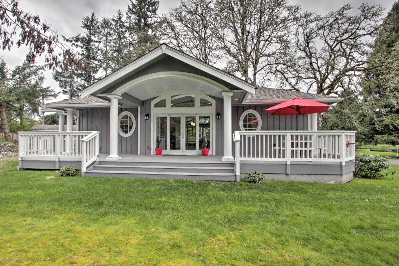 Contemporary With Deck And Pond!