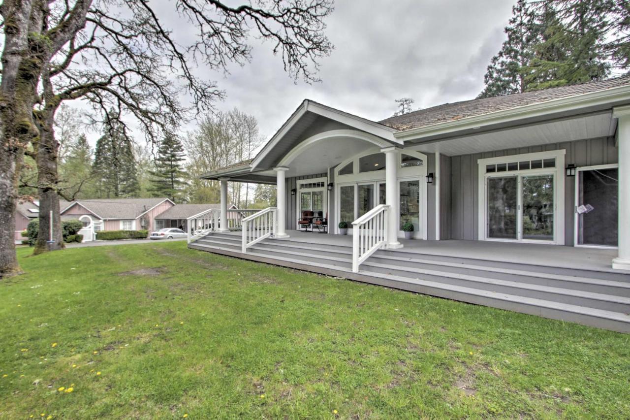 Casa de férias Contemporary With Deck And Pond! Tacoma