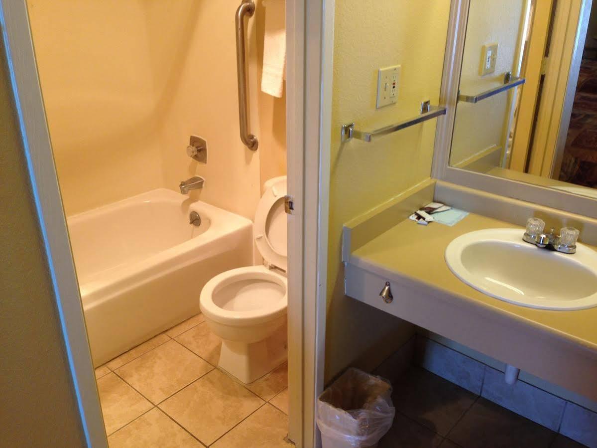 Travelodge By Wyndham Near Mcchord Afb Motel Tacoma