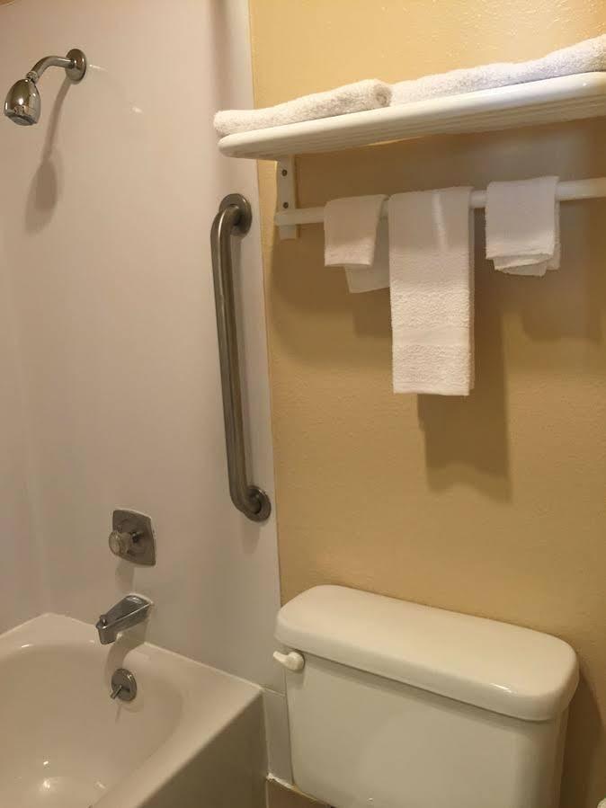 Motel Travelodge By Wyndham Near Mcchord Afb 2*
