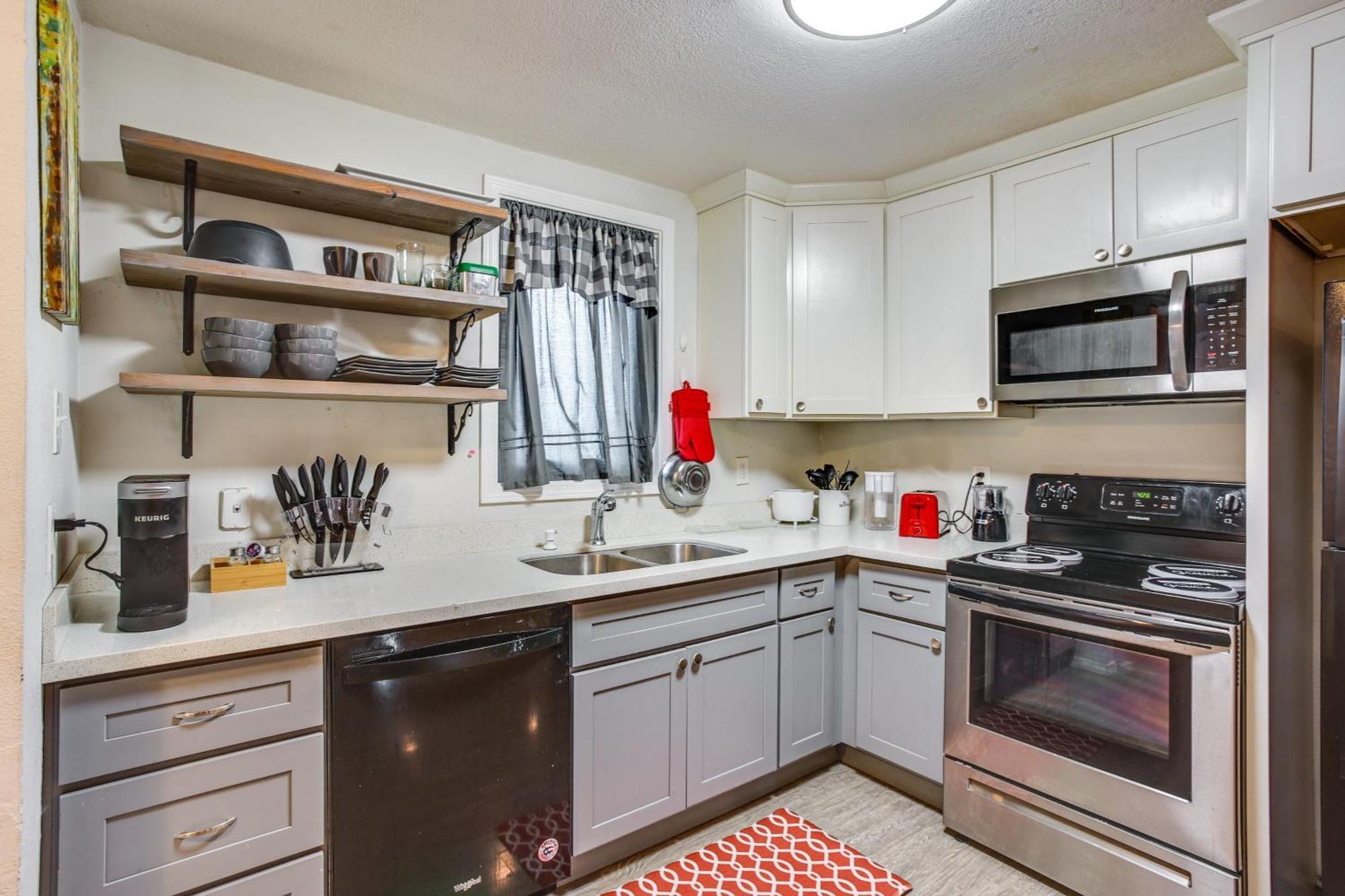 3 Mi To Dtwn Pet-friendly Holiday home *